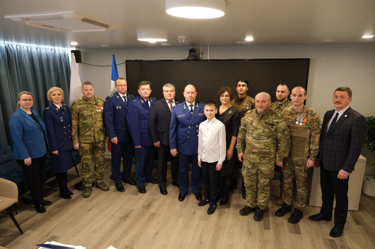 Заместитель Генерального прокурора Российской Федерации Алексей Захаров 26 февраля 2025 года в ходе рабочего визита в Новгородскую область встретился с участниками специальной военной операции и членами их семей.. Заместитель Генерального прокурора Российской Федерации Алексей Захаров 26 февраля 2025 года в ходе рабочего визита в Новгородскую область встретился с участниками специальной военной операции и членами их семей..